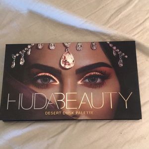 Huda eyeshadow palette